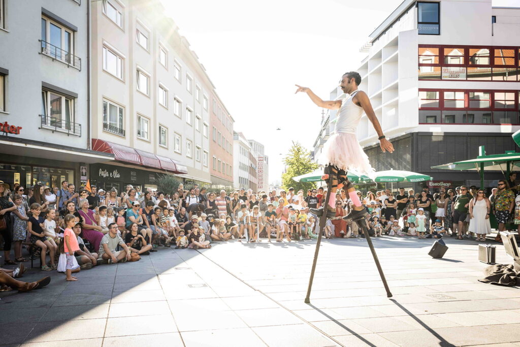 Das STRAMU Würzburg ist eines der größten Festivals für Straßen­musik und Straßenkunst in Europa und lockt jährlich im September Hunderte Künstler und bis zu 100.000 Besucher in die Mainmetropole. Foto: Dita Vollmond/Stramu