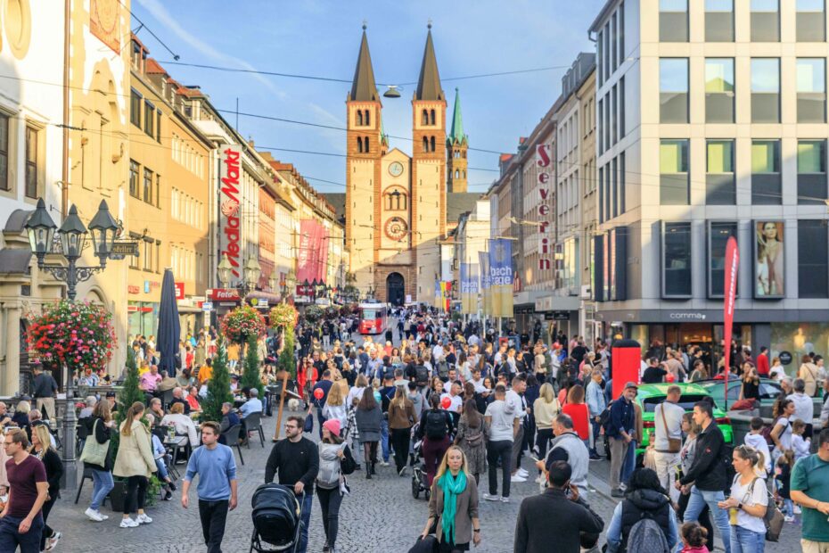 Rund 300 Firmen aus Handel, Dienstleistung, Kultur und Gastgewerbe mit ca. 6800 Mitarbeitern und einem jährlichen Gesamtumsatz von ca. 145 Mio. Euro im Wirtschaftsraum Würzburg sind im Würzburger Stadtmarketingverein „Würzburg macht Spaß“ zusammengeschlossen