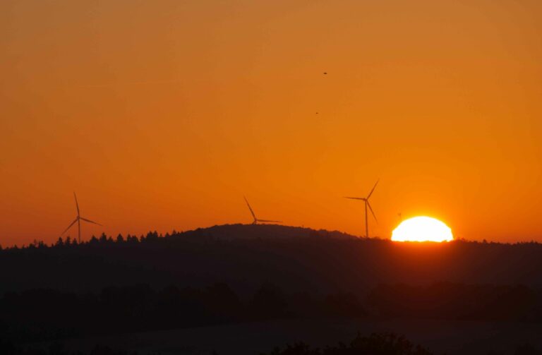 Windkraft und deren Ausbau ist in Ergänzung zu anderen regenerativen energien unerlässlich, um unseren energiebedarf zu sichern.