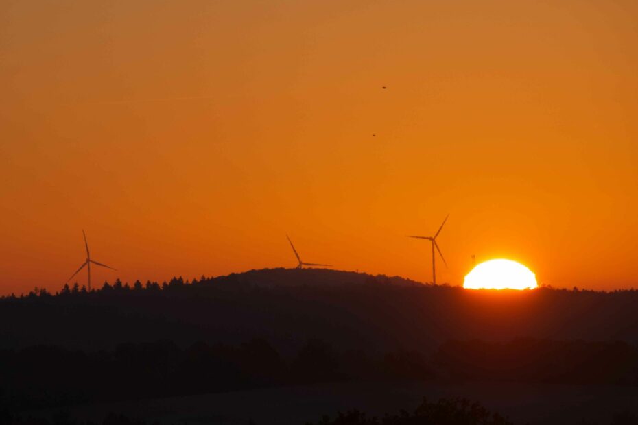 Windkraft und deren Ausbau ist in Ergänzung zu anderen regenerativen energien unerlässlich, um unseren energiebedarf zu sichern.