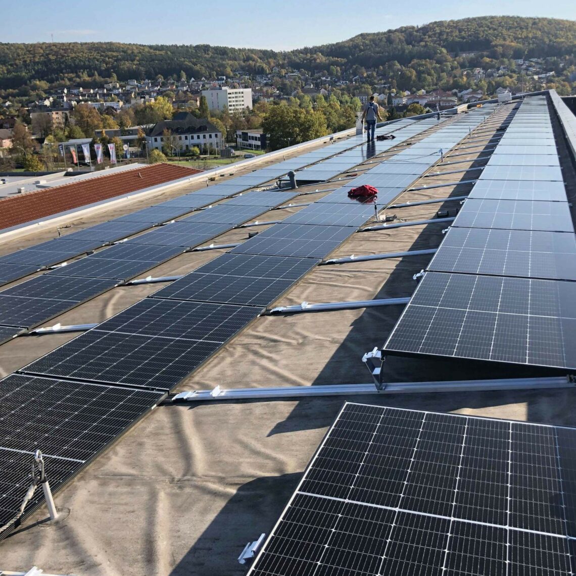 PV-Anlagen sind im Hinblick auf Nachhaltigkeit und erneuerbare Energien ein wichtiger Baustein in der Strategie beispielsweise des Fachlabors Laboklin in Bad Kissingen, sich im Punkt Nachhaltigkeit deutlich zu verbessern. Zwei leistungsstarke Anlagen mit je 100kWp sind für 200.000 kWh Ertrag an „grünem Strom“ ausgelegt.