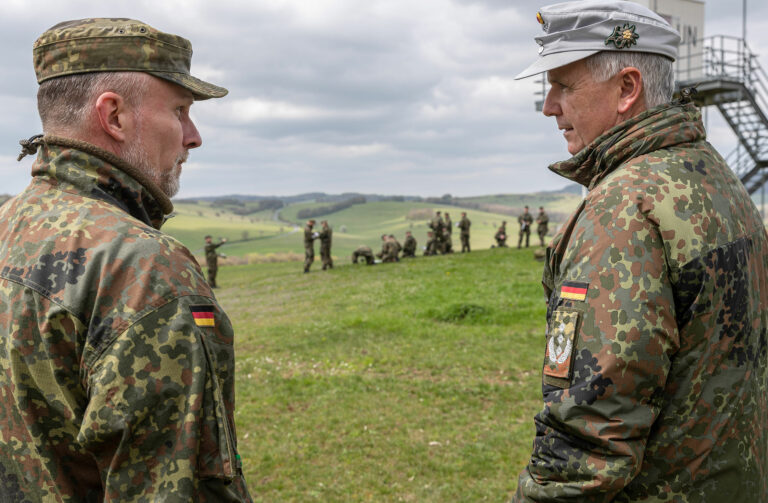 Mehrmals in der Woche schaut Oberst Stefan Leonhard (rechts) bei den Lehrgängen in Hammelburg vorbei, um die Qualität der Ausbildung hochzuhalten. Foto: Bundeswehr/Benjamin Bendig
