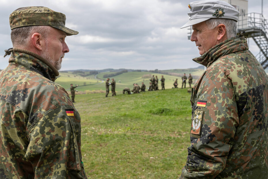 Mehrmals in der Woche schaut Oberst Stefan Leonhard (rechts) bei den Lehrgängen in Hammelburg vorbei, um die Qualität der Ausbildung hochzuhalten. Foto: Bundeswehr/Benjamin Bendig
