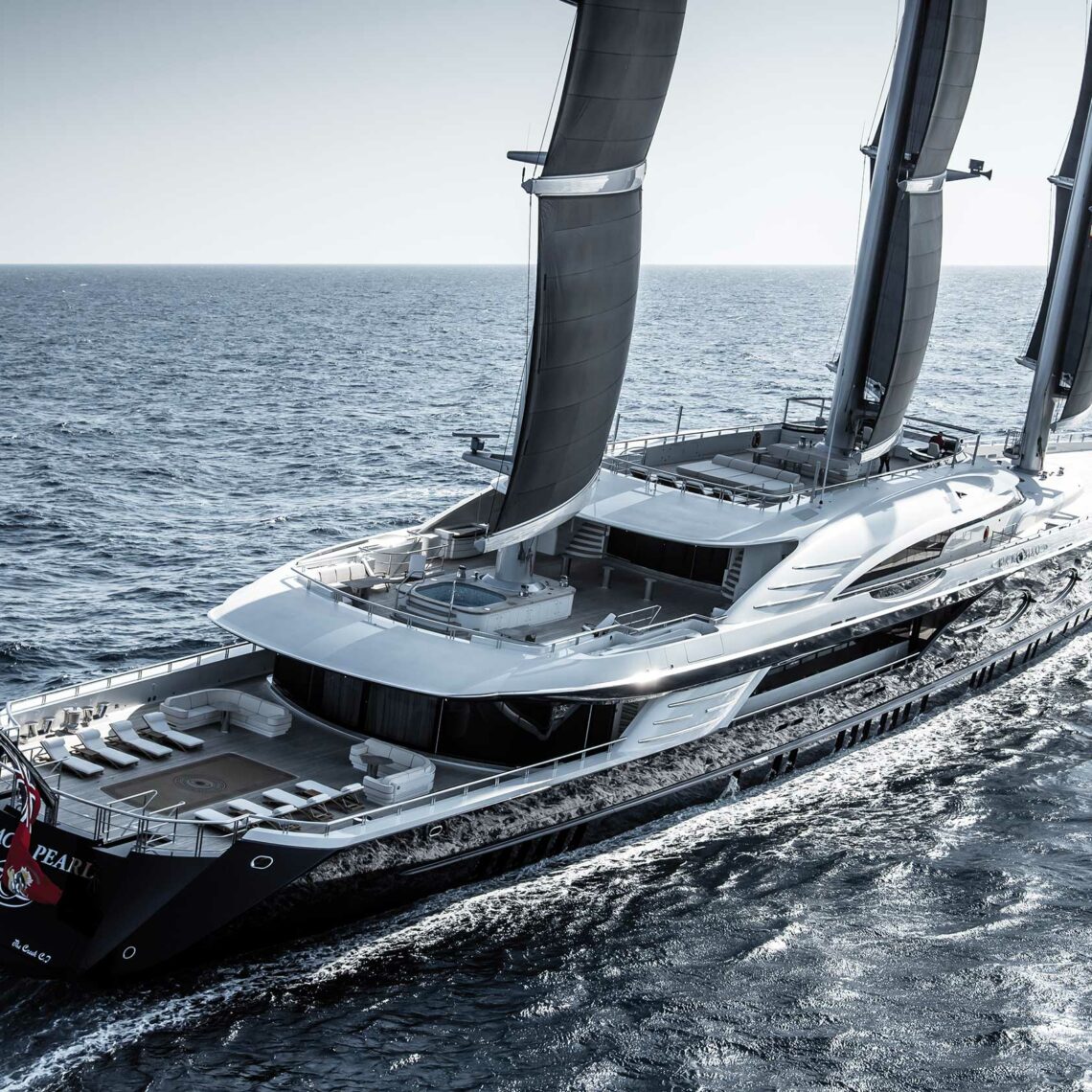 Auf den Weltmeeren sind viele Superyachten mit Decks aus Mainfranken ausgestattet, so wie die mit 106 Metern Länge zweitgrößte Segelyacht der Welt „Black Pearl“. Foto: Tom van Oossanen