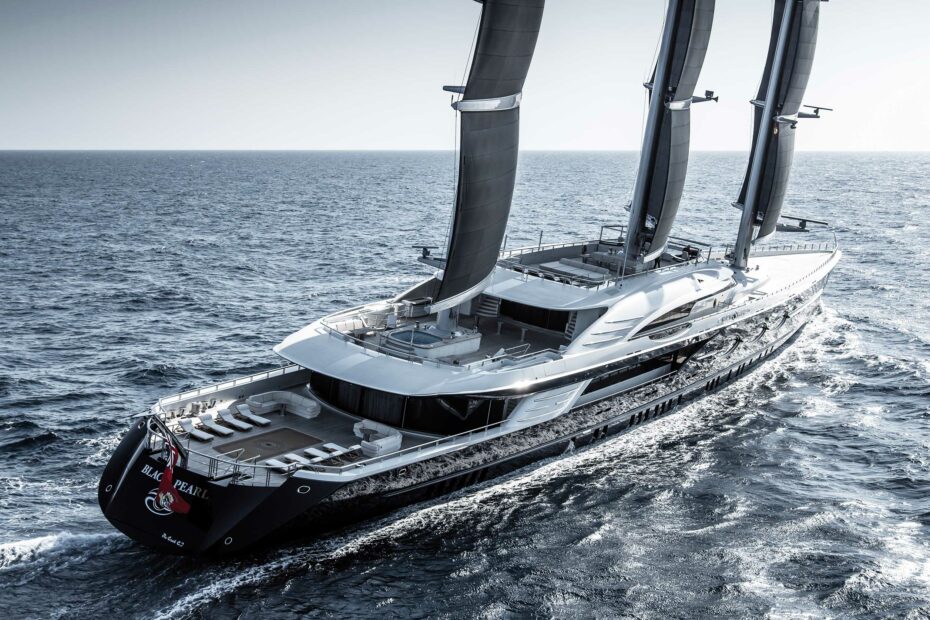 Auf den Weltmeeren sind viele Superyachten mit Decks aus Mainfranken ausgestattet, so wie die mit 106 Metern Länge zweitgrößte Segelyacht der Welt „Black Pearl“. Foto: Tom van Oossanen