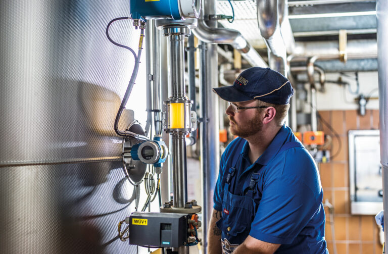 Benjamin Kriumer, Brauer der Brauerei Kesselring, überprüft den Brauvorgang im Sudhaus. Foto: Brauerei Kesselring