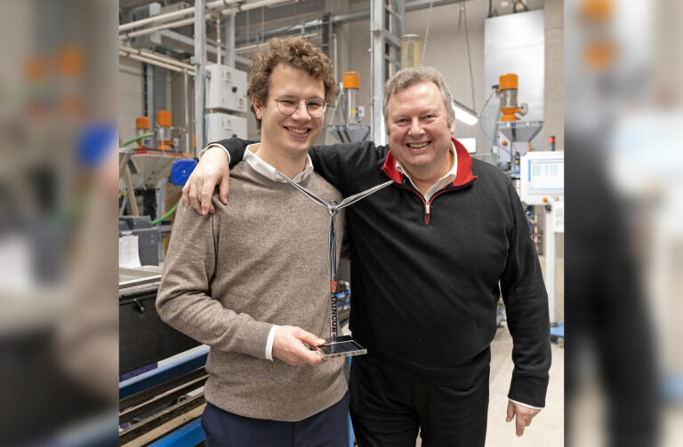 Dieter Pfister (rechts), Geschäftsführer der Maincor Rohrsysteme GmbH & Co. KG aus Schweinfurt, hat gemeinsam mit seinem Sohn Michael die Unternehmensnachfolge aktiv umgesetzt. Foto: Florian Dittert/Maincor