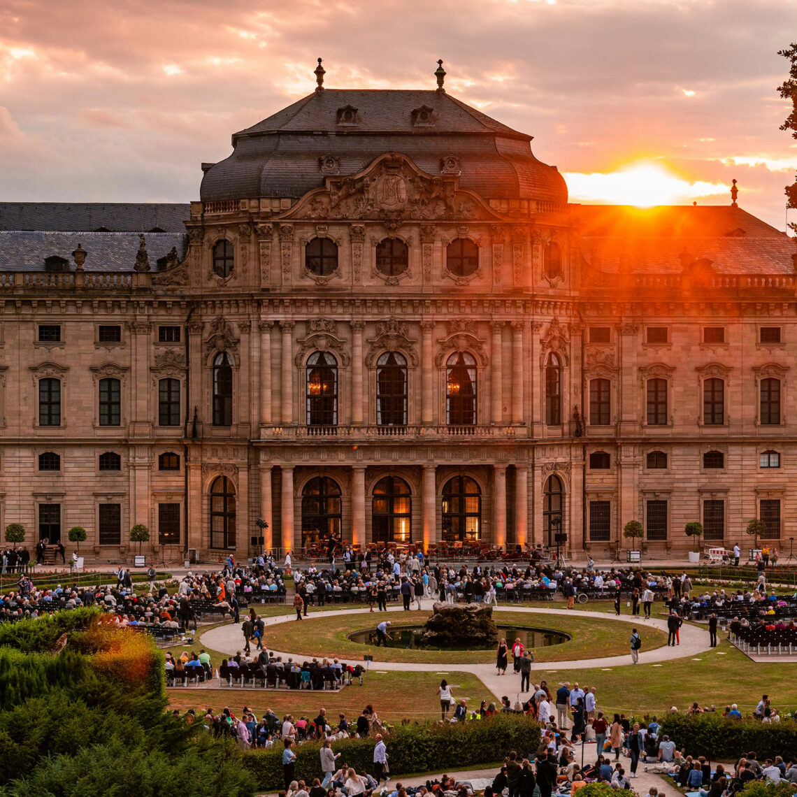 Das Mozartfest in der Würzburger Residenz ist ein Muss für Klassik-Fans. Ein besonders stimmungsvolles Erlebnis bietet dabei die Kleine Nachtmusik im Hofgarten. Foto: Peter Schumann