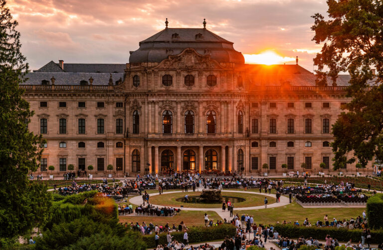 Das Mozartfest in der Würzburger Residenz ist ein Muss für Klassik-Fans. Ein besonders stimmungsvolles Erlebnis bietet dabei die Kleine Nachtmusik im Hofgarten. Foto: Peter Schumann