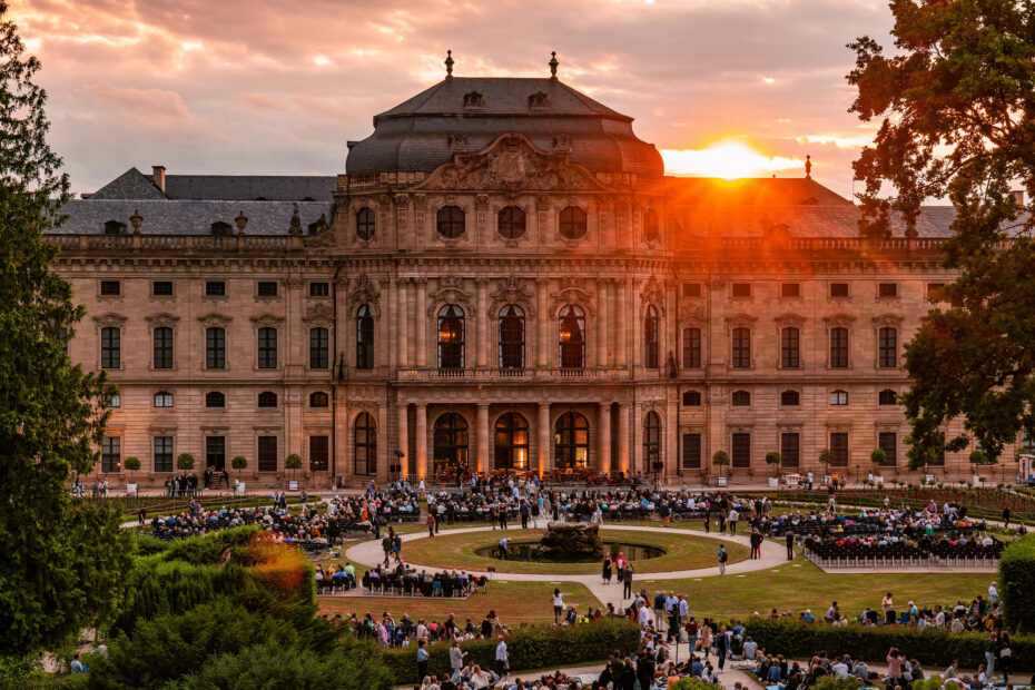 Das Mozartfest in der Würzburger Residenz ist ein Muss für Klassik-Fans. Ein besonders stimmungsvolles Erlebnis bietet dabei die Kleine Nachtmusik im Hofgarten. Foto: Peter Schumann