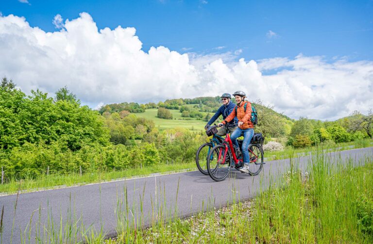 Eines der größten Projekte der Brückenauer Rhönallianz ist der Bau eines Radweges auf der ehemaligen Bahntrasse im oberen Sinntal. Der rund 26 Kilometer lange „Rhönexpress Bahn-Radweg“ verläuft vom Markt Zeitlofs bis zum Markt Wildflecken. Foto: Thomas Zitzmann