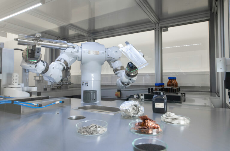 Das Fraunhofer ISC bietet Hochstrom-Batteriekanäle für Zellen aus dem Automobilbereich, der stationären Energiespeicherung und anderen Hochleistungs- oder Großzellenanwendungen. Foto: K. Dobberke für Fraunhofer ISC