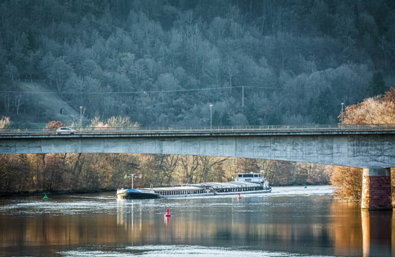 Transporte mit Binnenschiffen bieten ein großes Potenzial in regionalen und überregionalen Lieferketten.