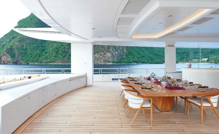 Yachtdeck auf der 80-Meter-Yacht „M/Y Artefact“ Foto: Francisco Martinez/Nobiskrug